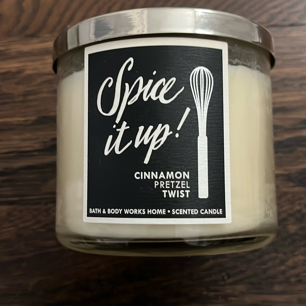 New Bath & Body Works Cinnamon Pretzel Twist Candle
